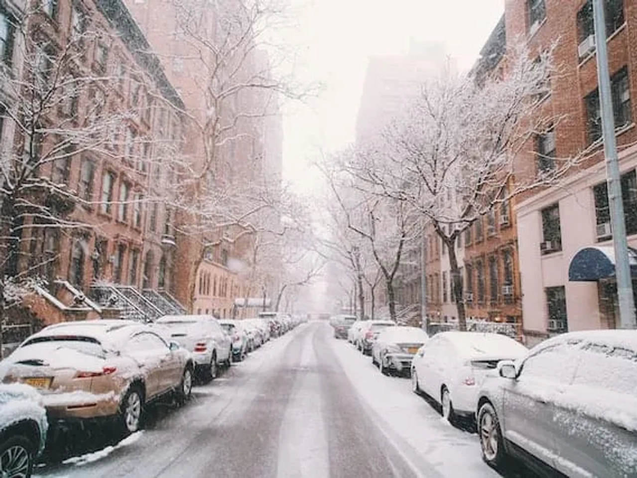 ruas cobertas de neve em Upper West Side em Nova Iorque