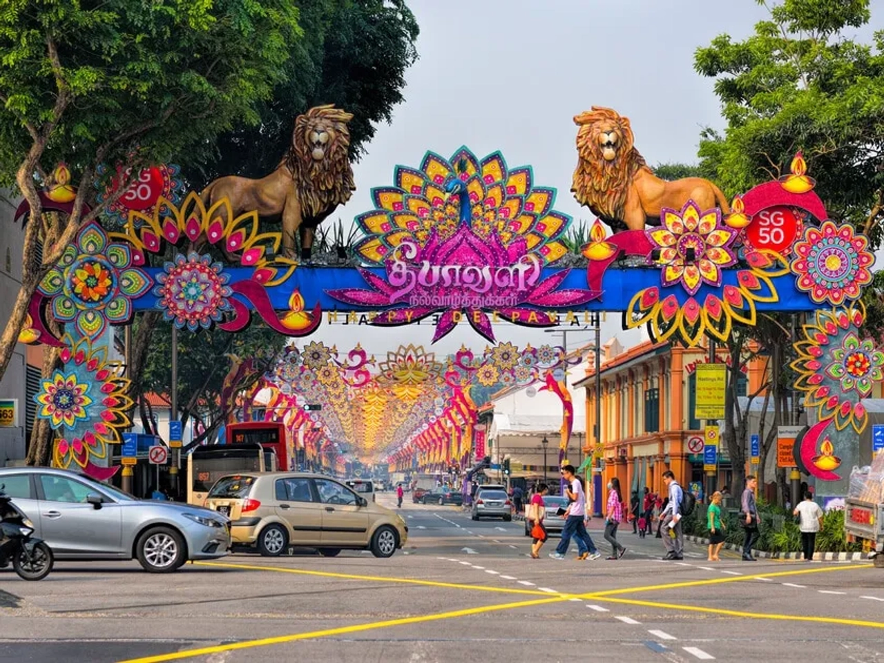 enfeites coloridos numa das ruas de singapura para um festival indiano