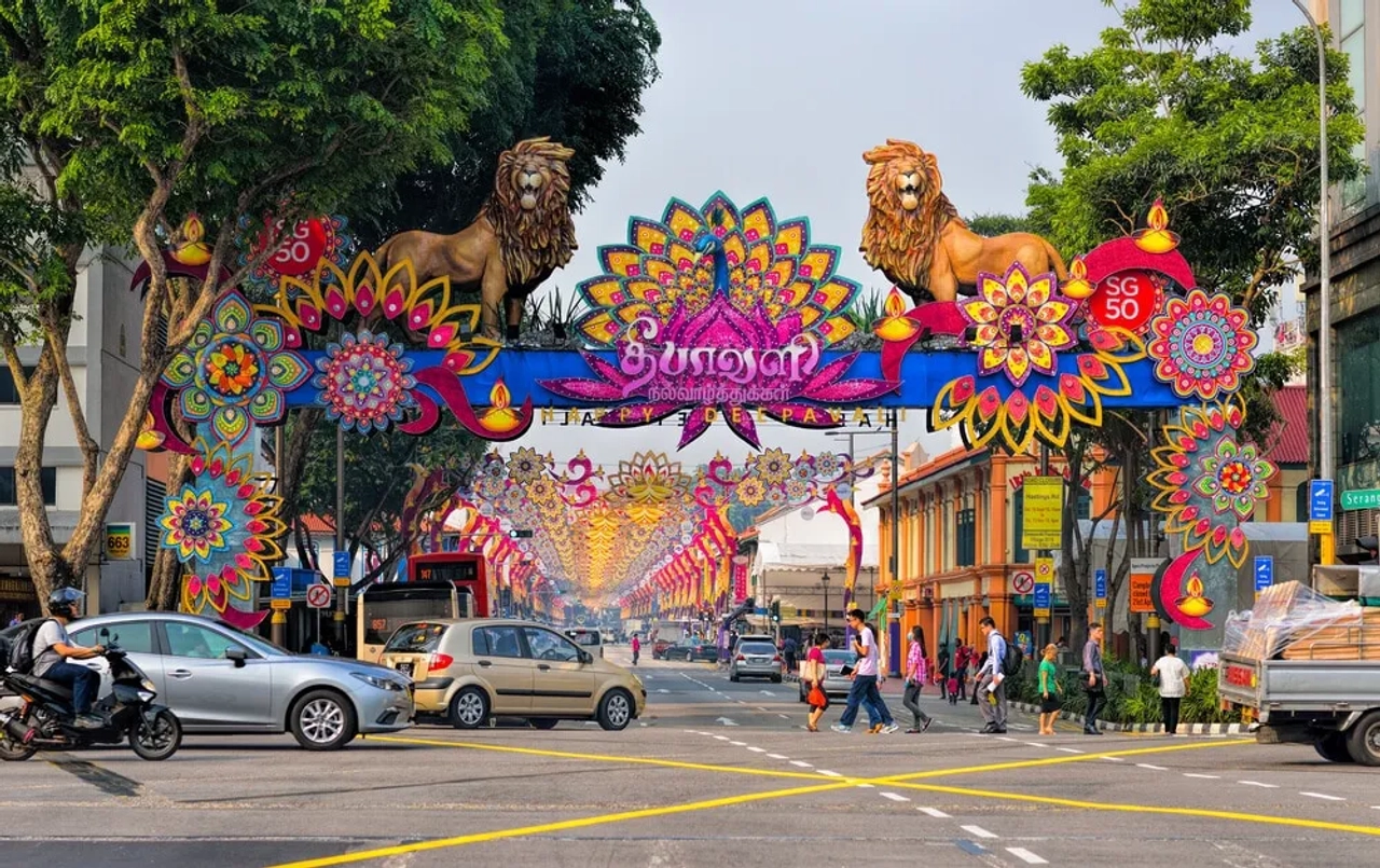 enfeites coloridos numa das ruas de singapura para um festival indiano