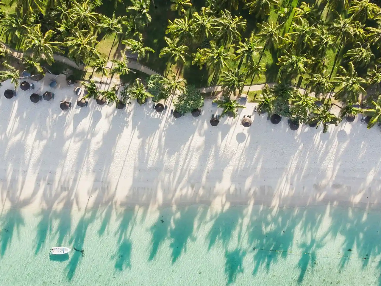 vista aérea de una playa de mauricio con la arena blanca y el agua cristalina