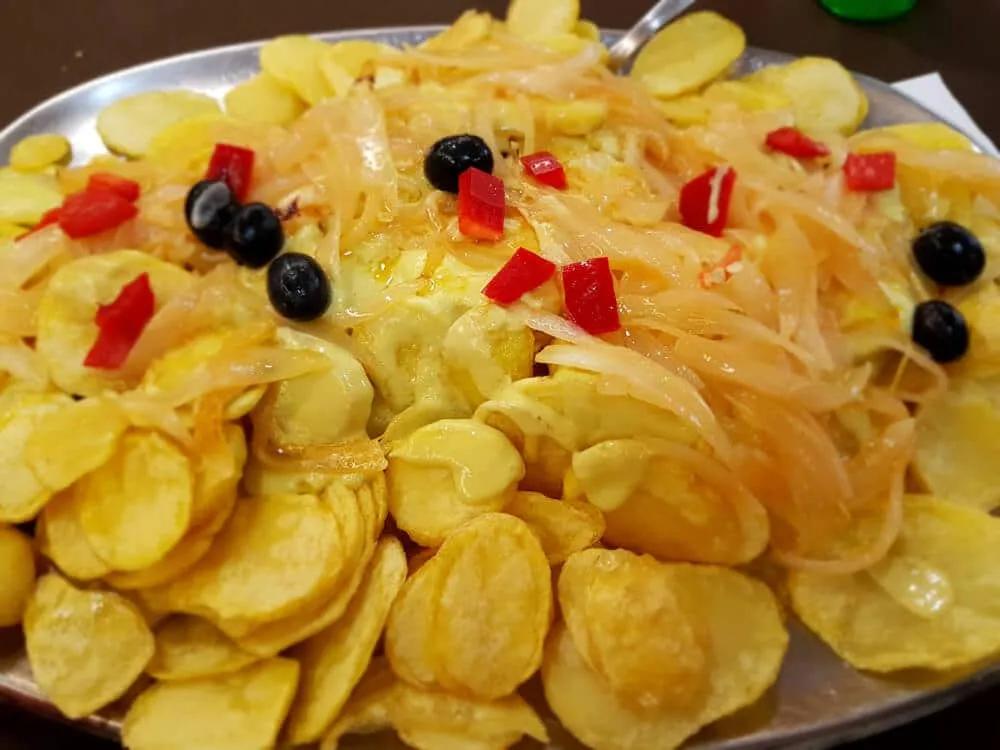 bacalhau à braga com batatas fritas, azeitonas e pimentos