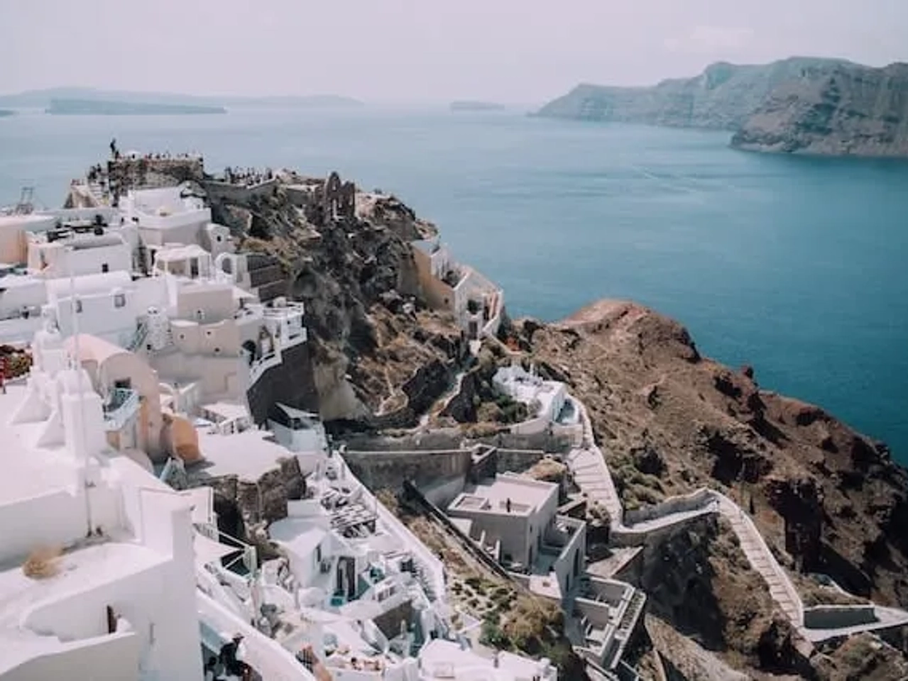 oia, grécia com as casas vistas de cima e com vista para o mar