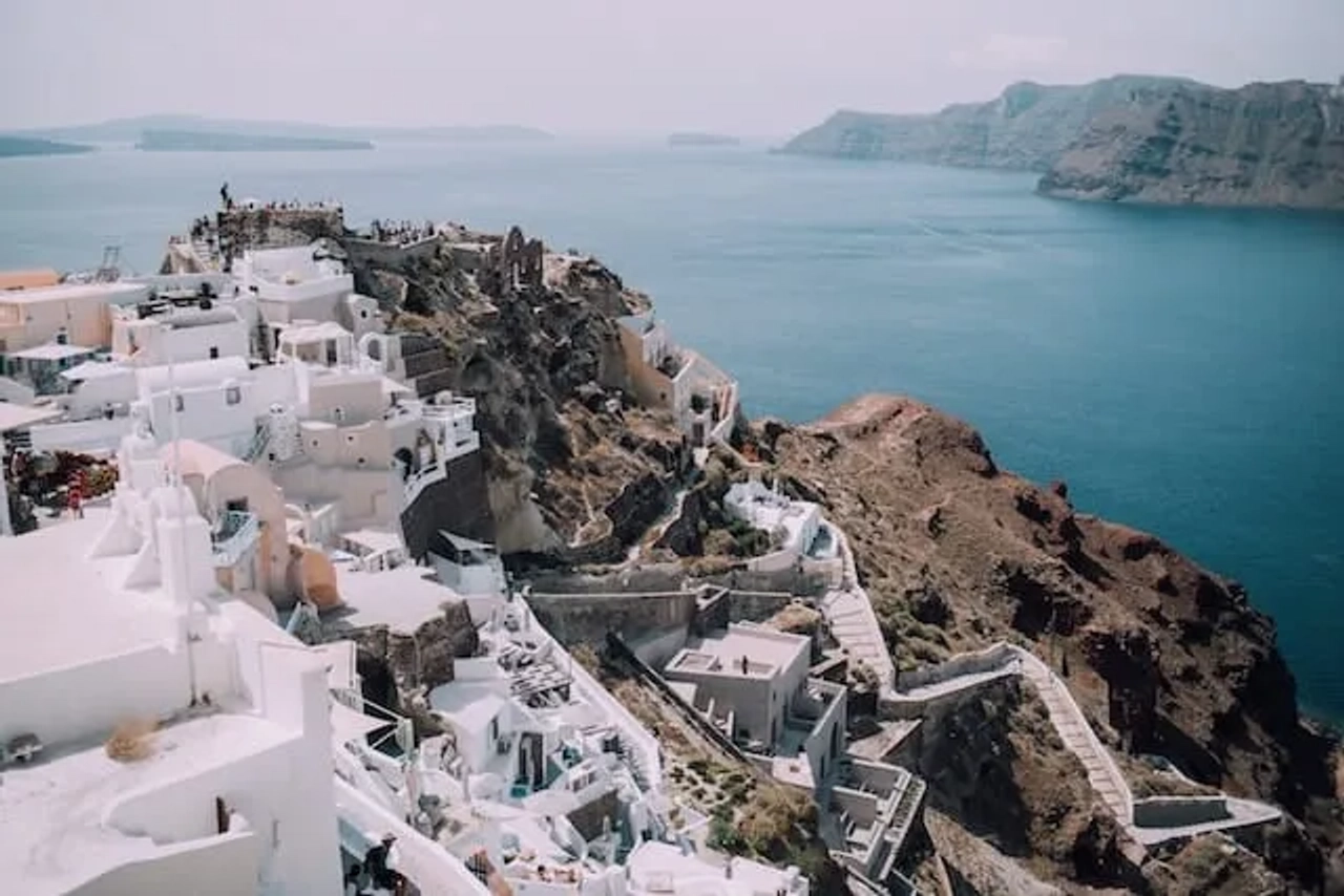 oia, grécia com as casas vistas de cima e com vista para o mar
