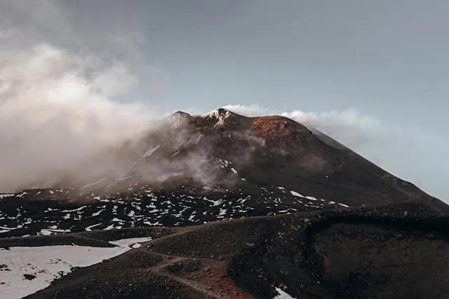 vista do Monte Etna com nuvens em Italia