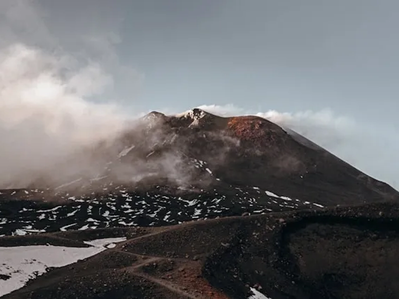 vista do Monte Etna com nuvens em Italia