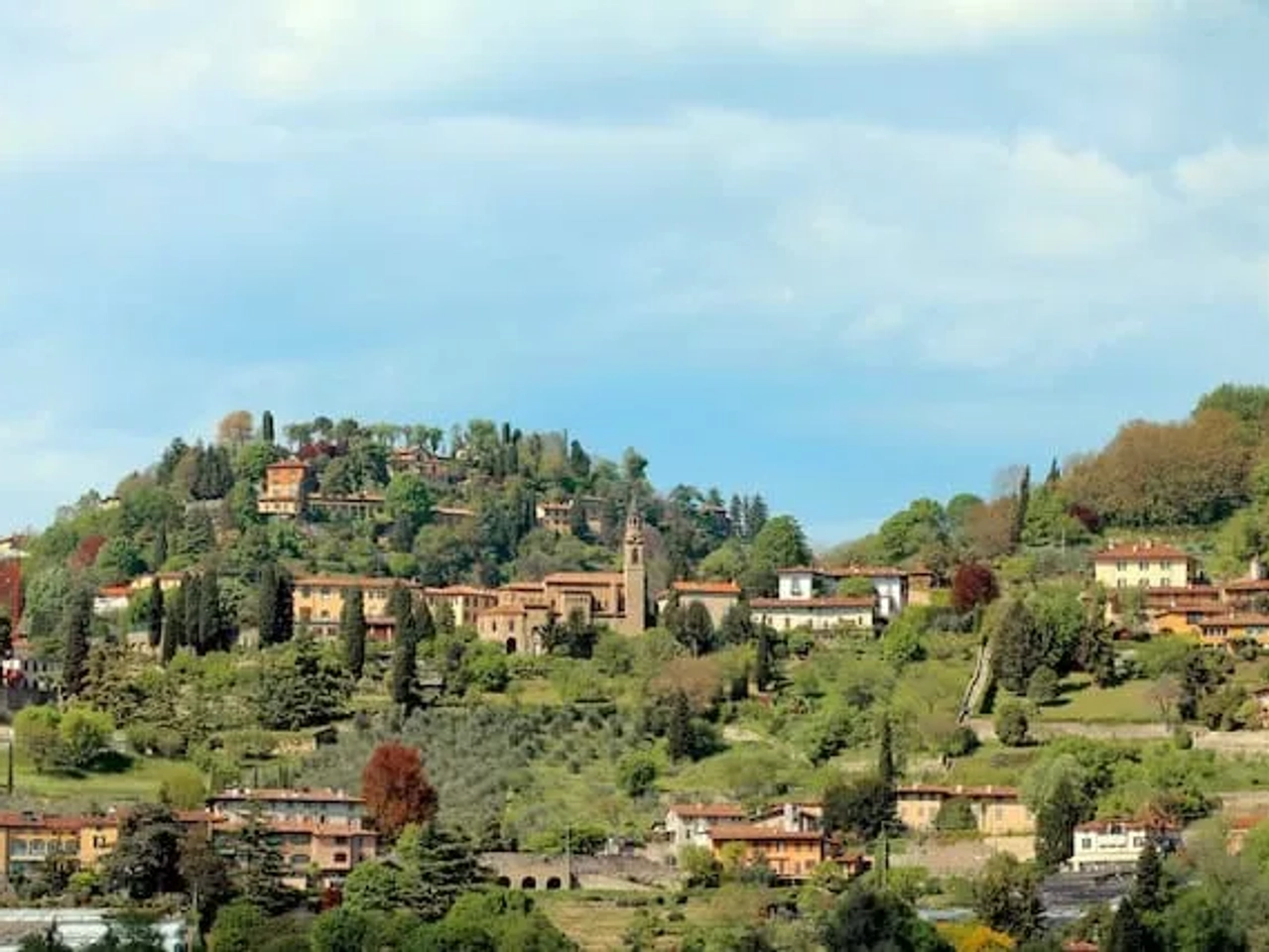 casas tradicionais no meio das montanhas em bergamo italia
