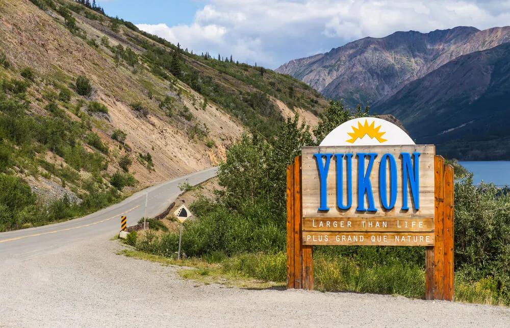 estrada yukon no circulo dourado no canada