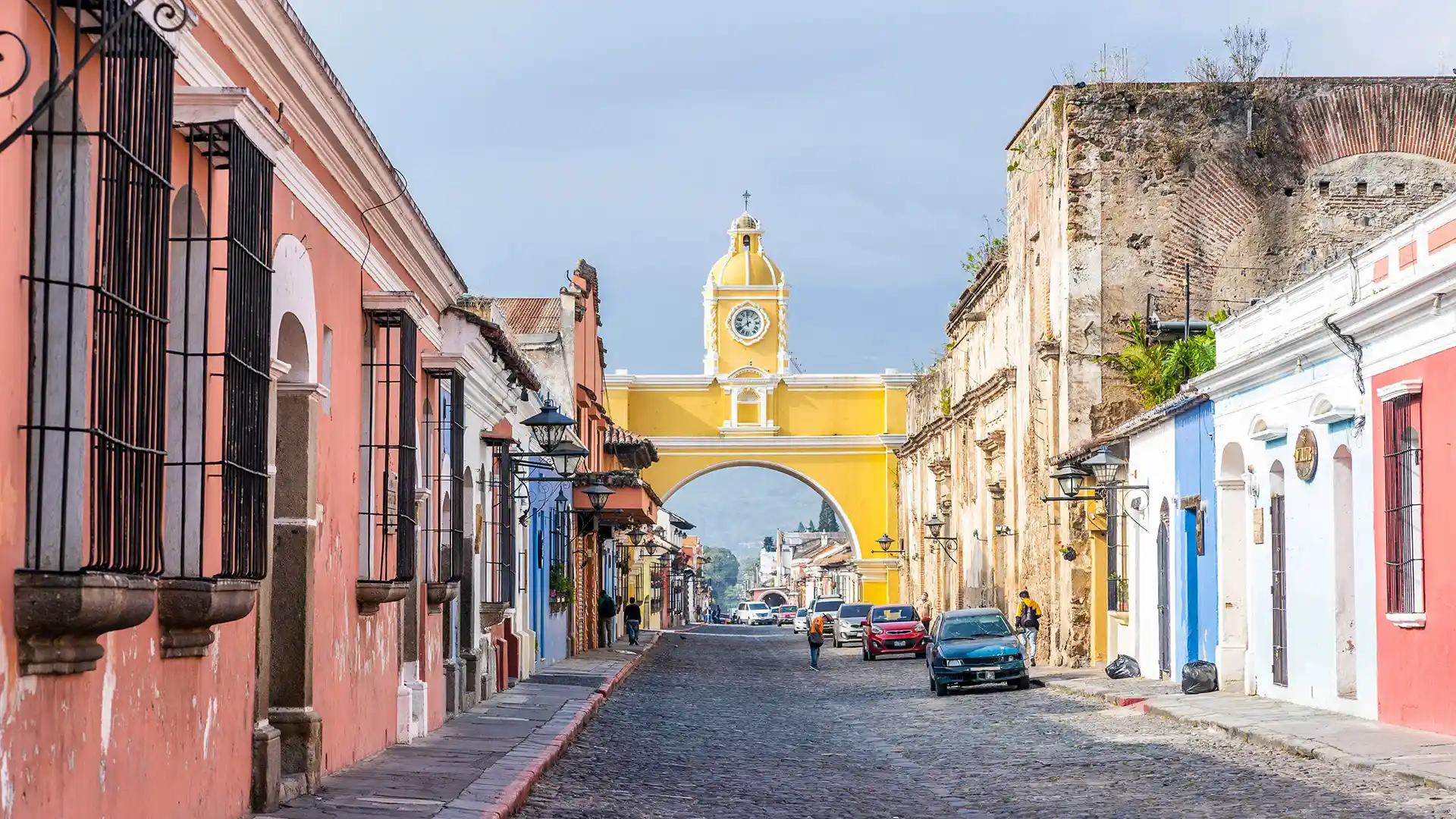 una ciudad de guatemala con casas de colores
