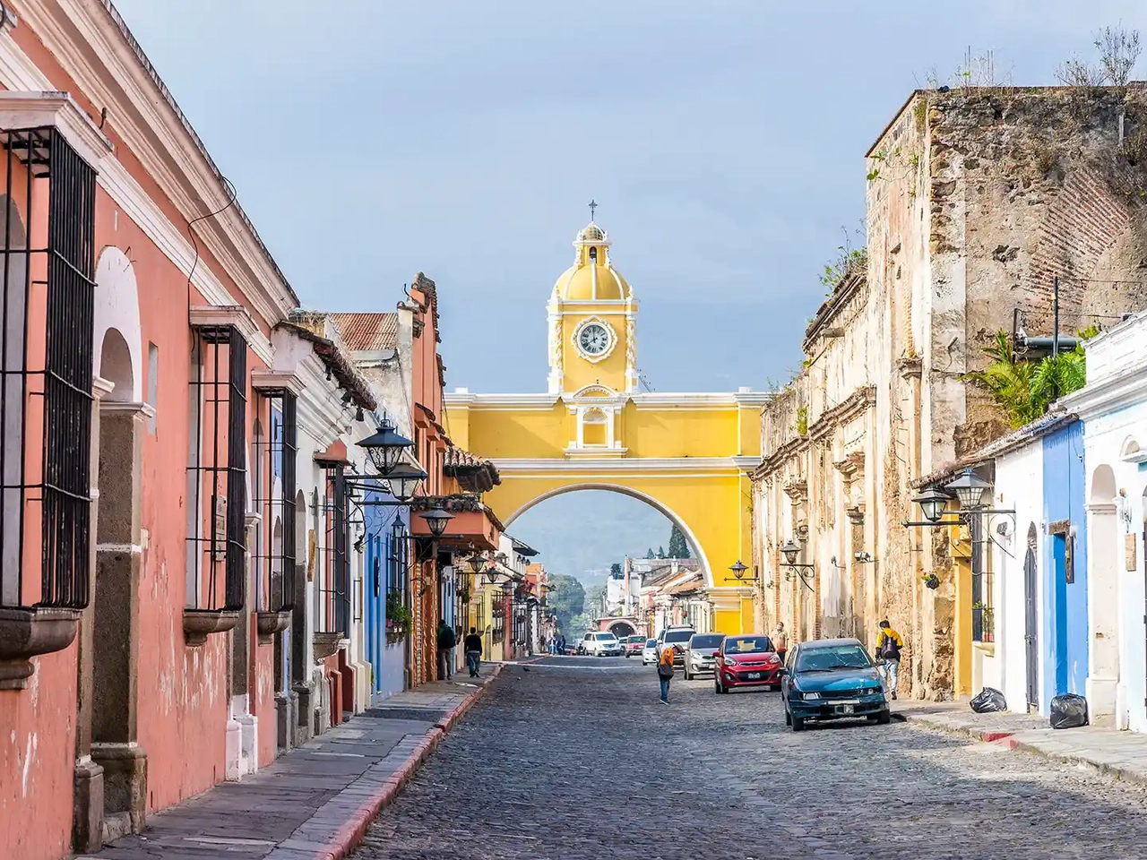 una ciudad de guatemala con casas de colores