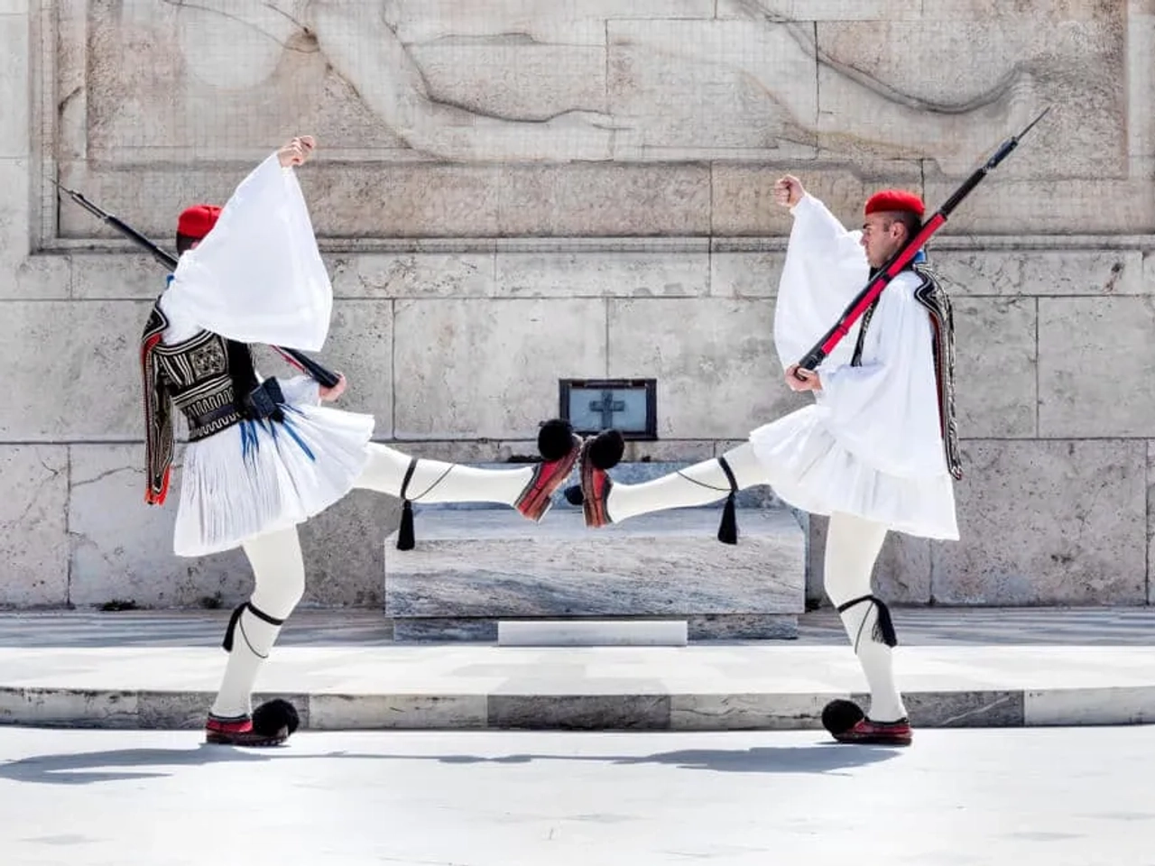 dois guardas durante o render da guarda