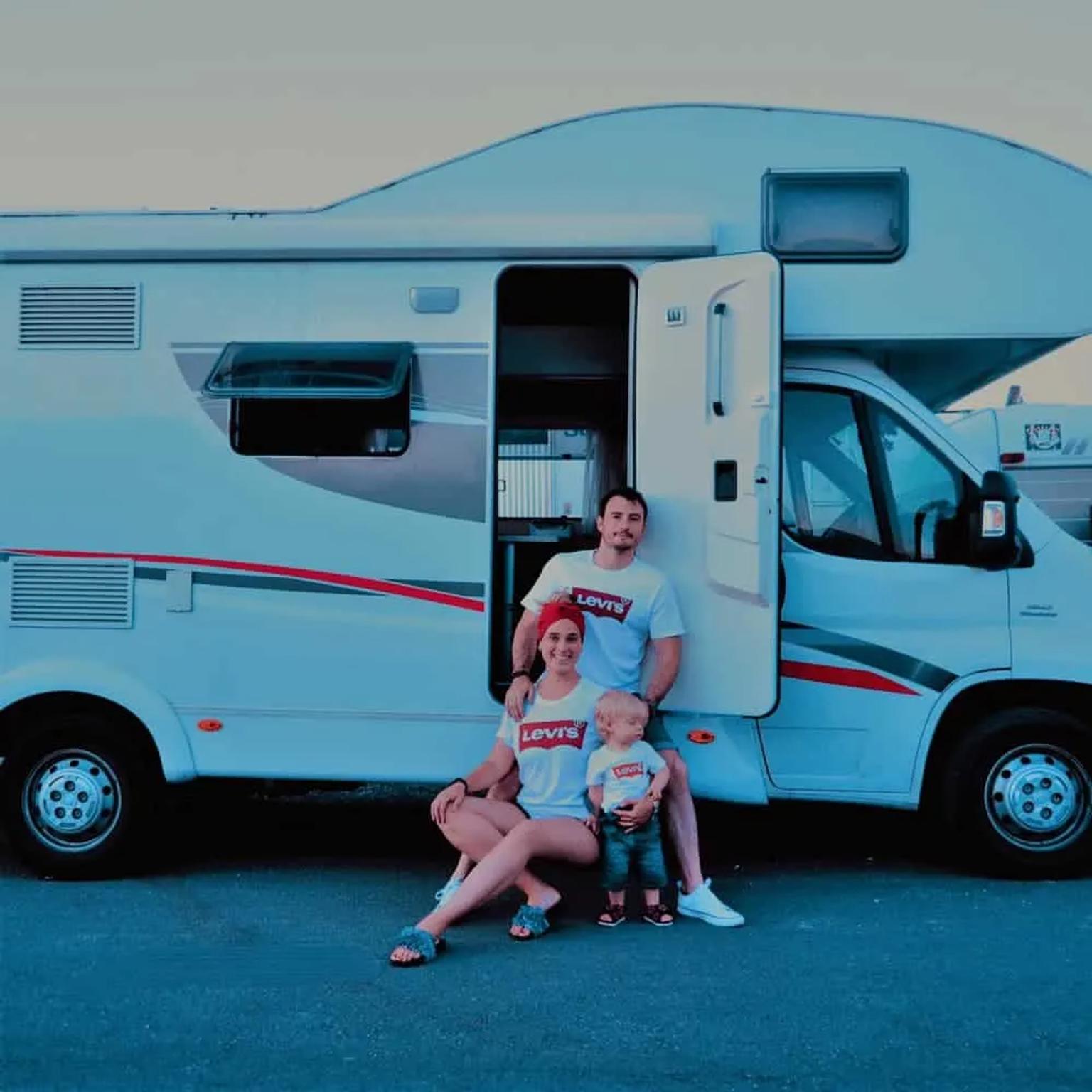 Familia sentada frente a una autocaravana, todos vistiendo camisetas de Levi's.
