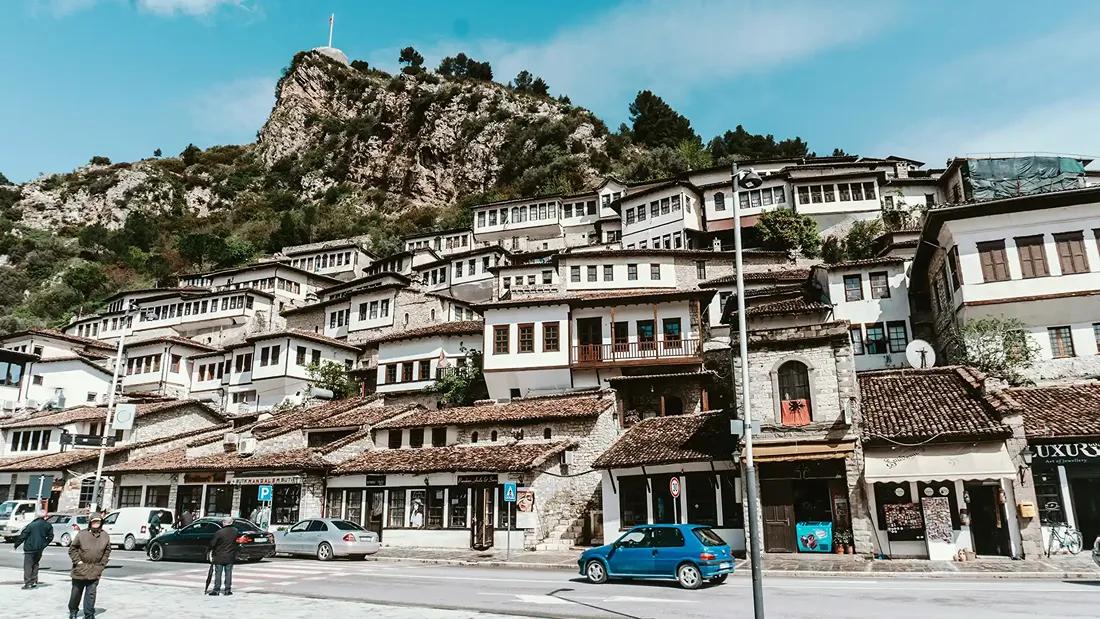 unas fachadas blancas en un pueblo de albania