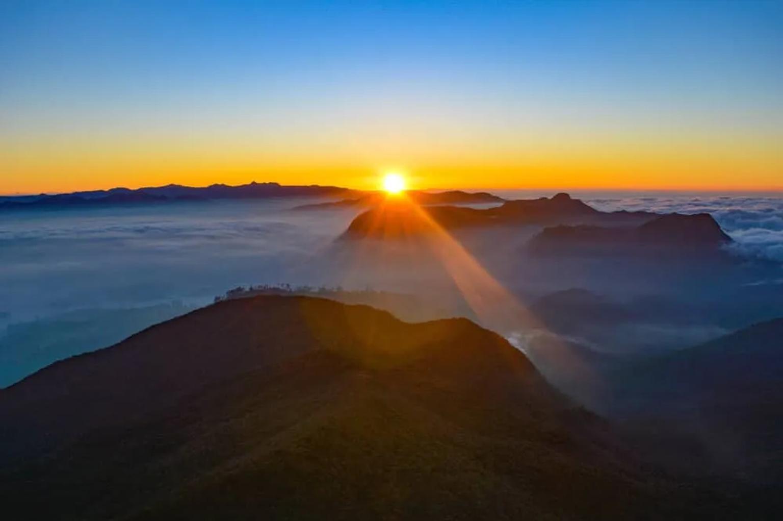 pôr-do-sol no adam's peak