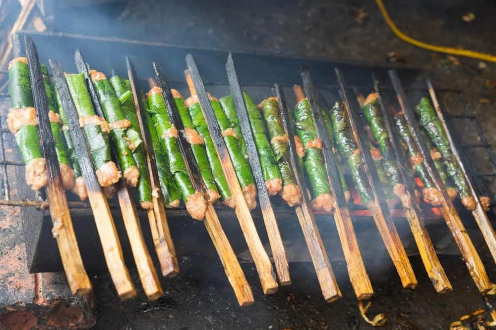 carne no churrasco para preparaçao de bun cha