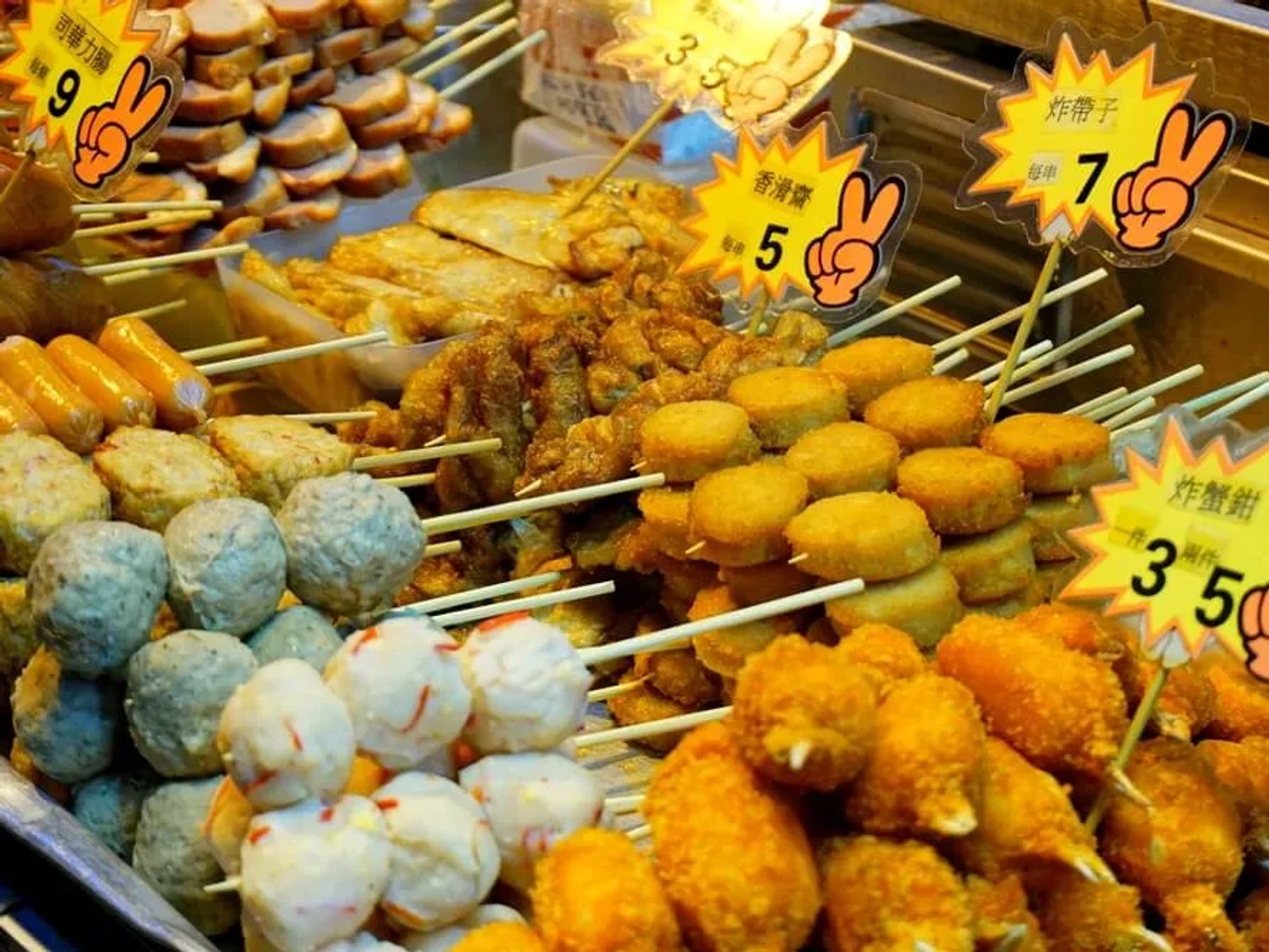 bancada cheia de comida tipica