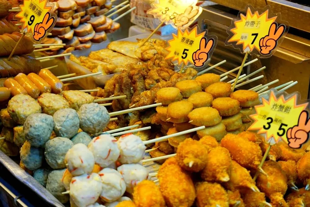 bancada cheia de comida tipica
