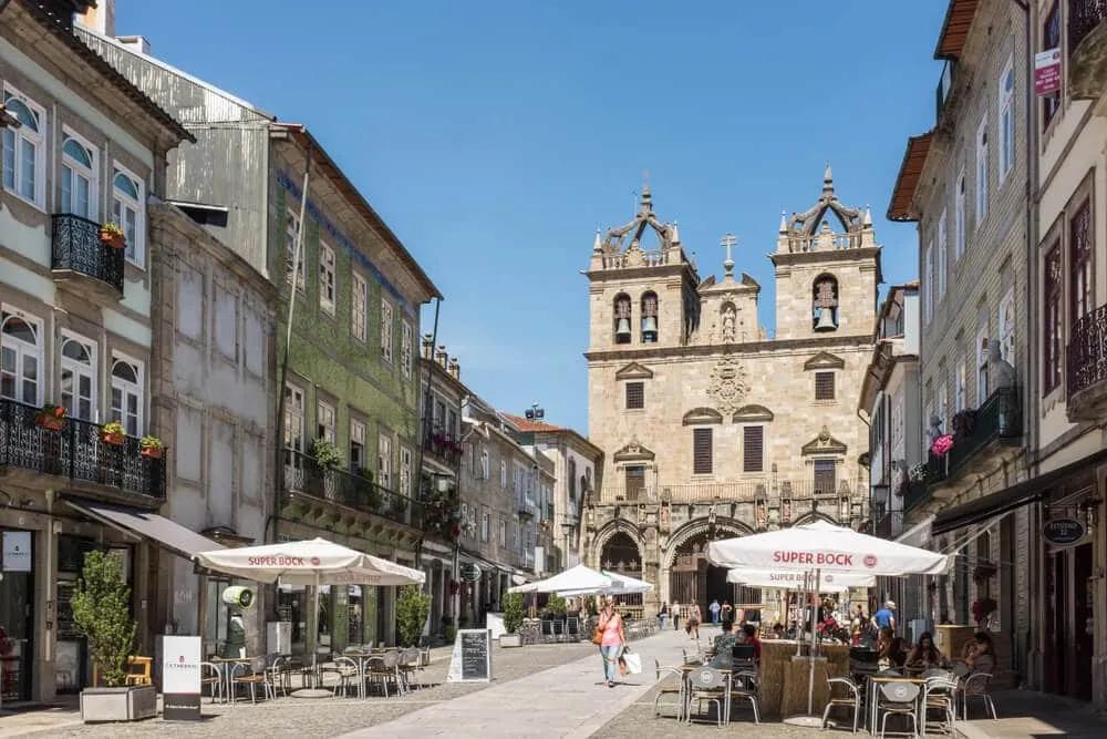 cafés e esplanadas com a se de braga ao fundo