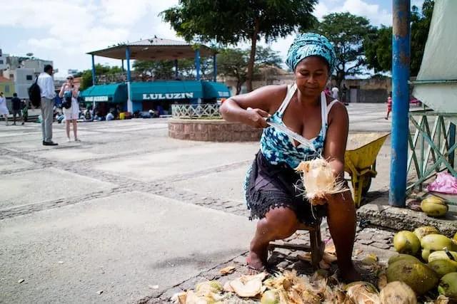 mulher a cortar fruta nas ruas da ilha do sal em cabo verde