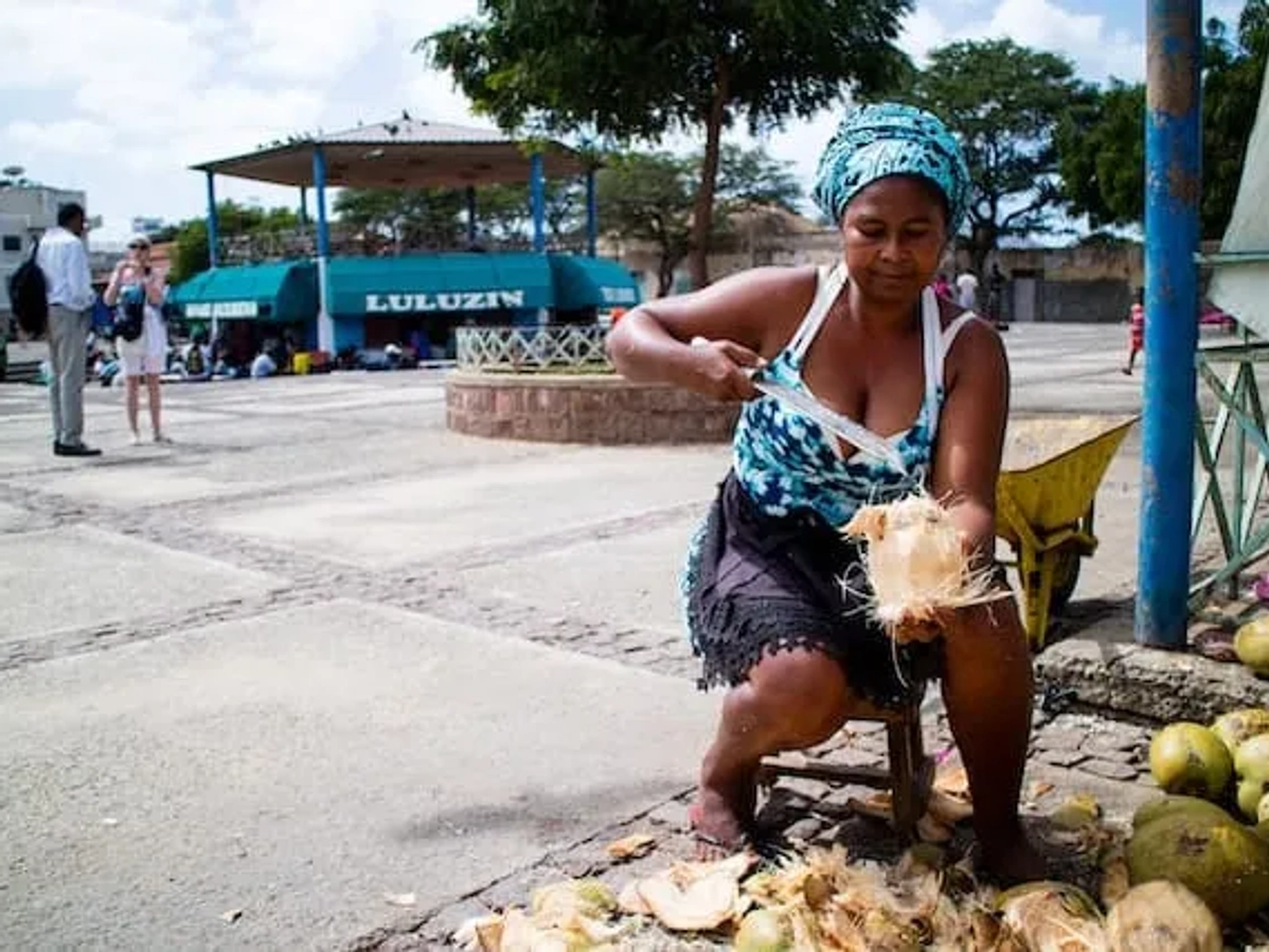 mulher a cortar fruta nas ruas da ilha do sal em cabo verde