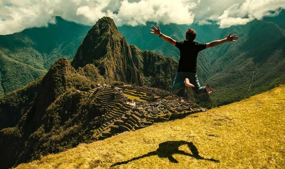 homem a saltar em Machu Picchu