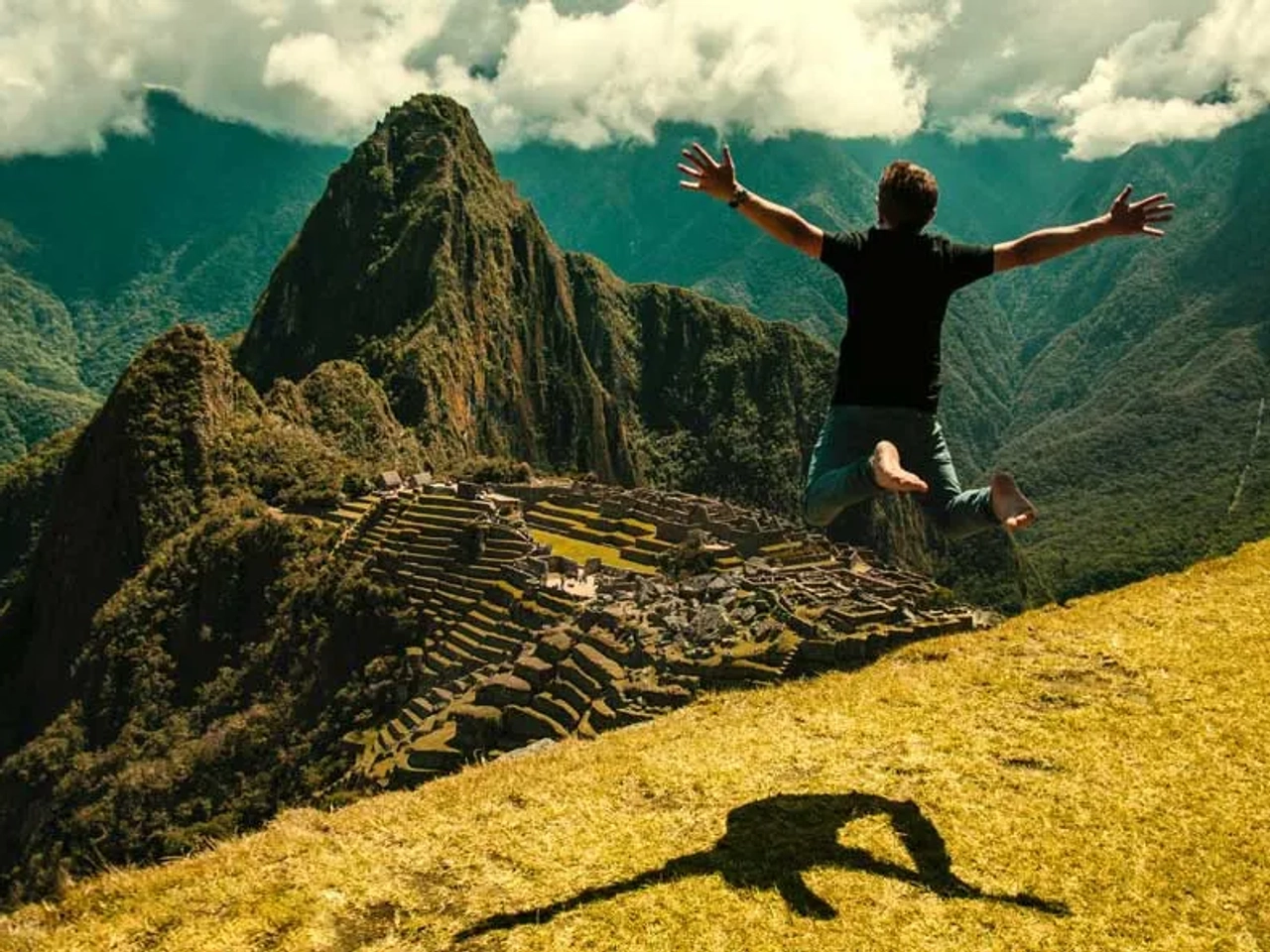 homem a saltar em Machu Picchu
