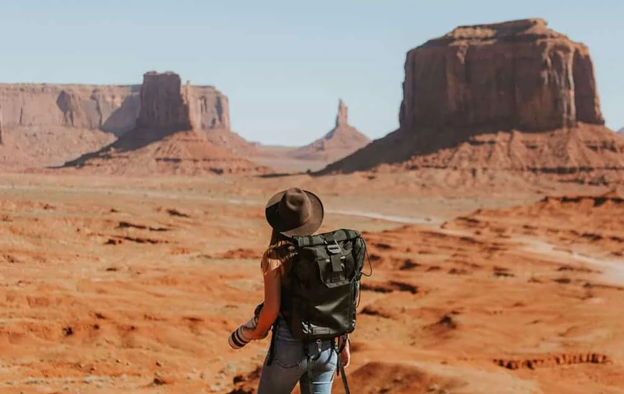 viajante de mochila às costas no deserto