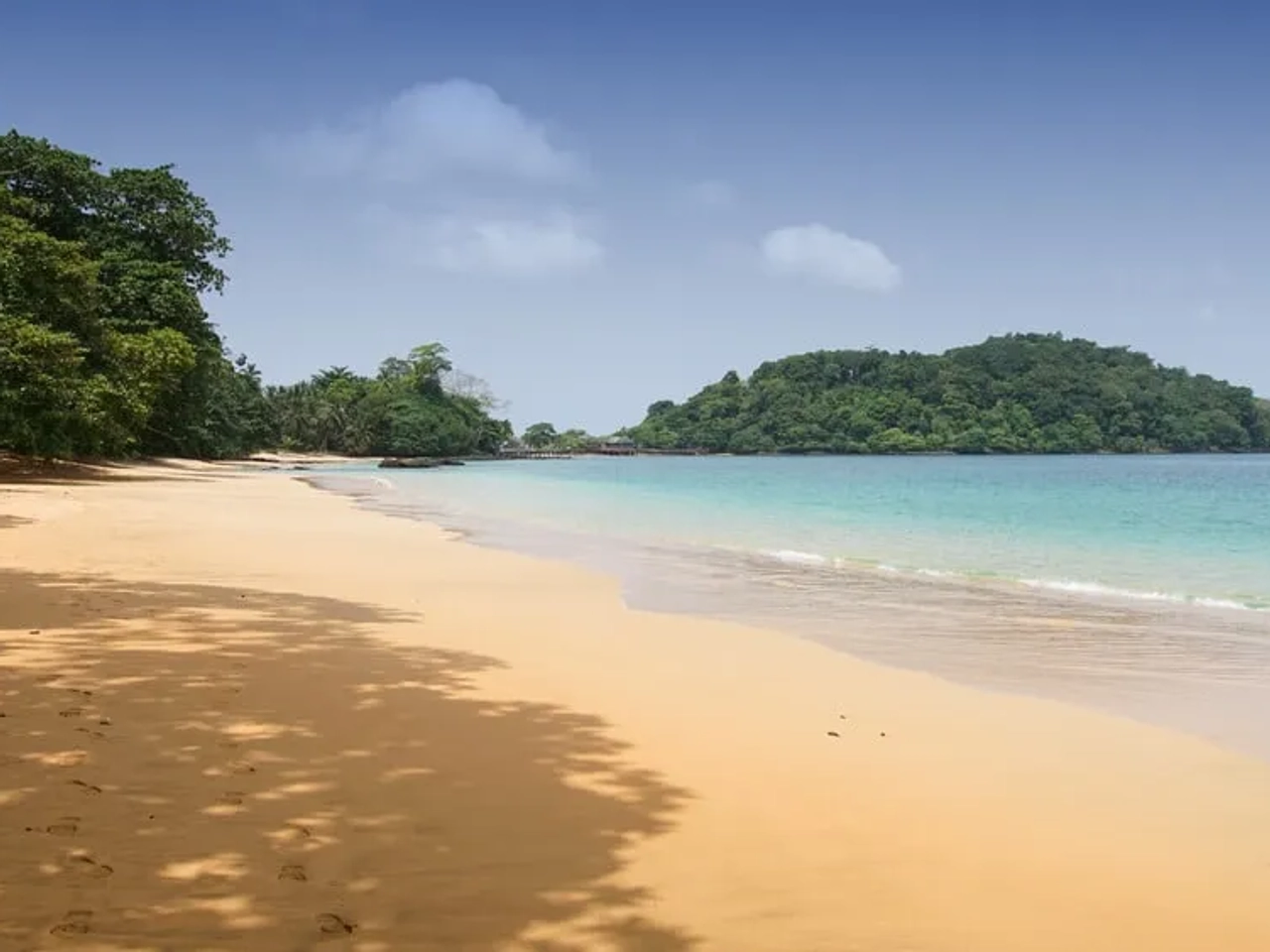 areia dourada e azul cristalina na praia coco