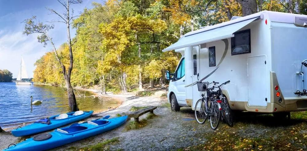 autocaravana junto a kayak