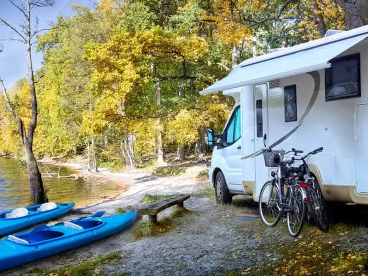 autocaravana junto a kayak