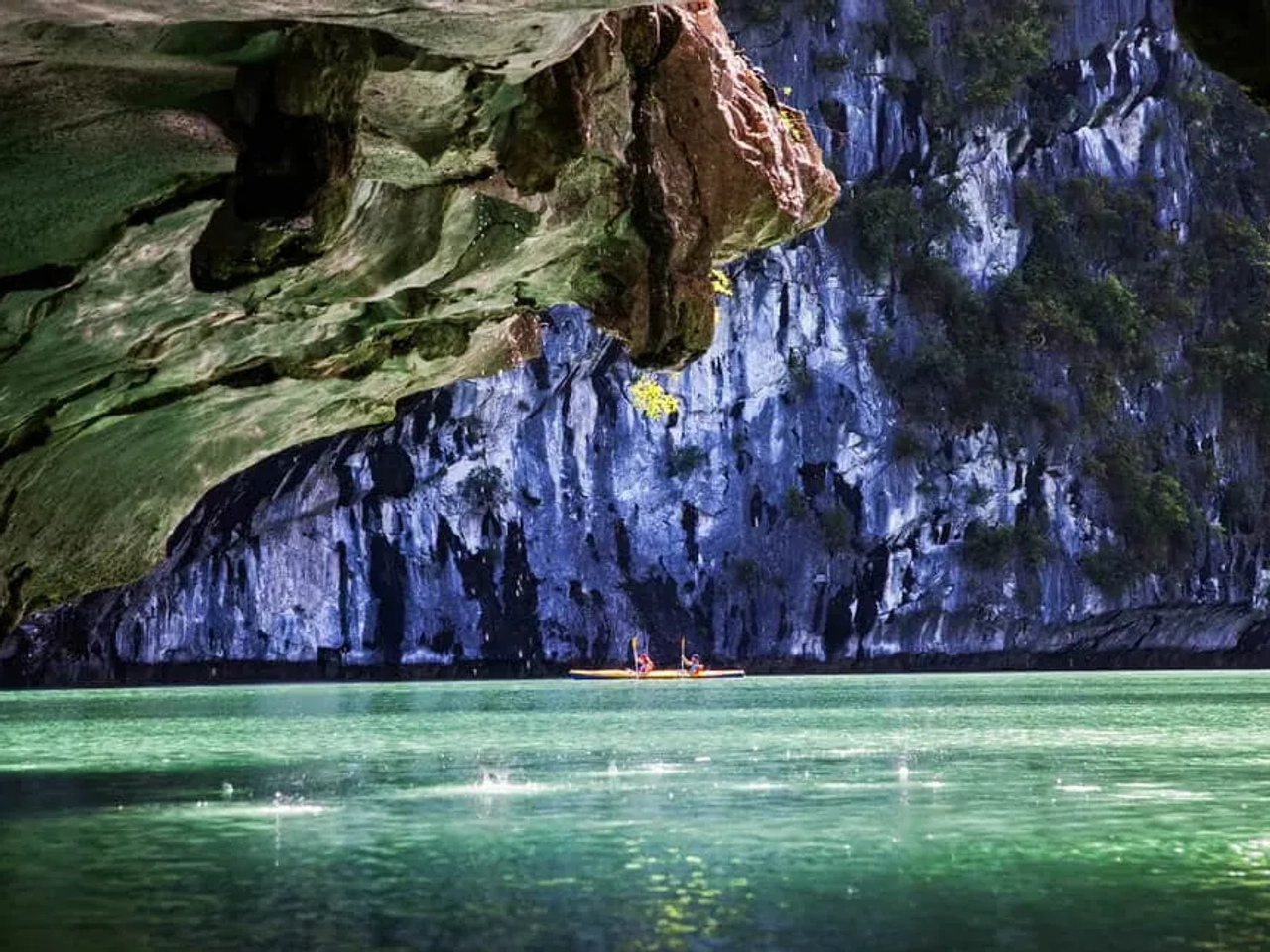 passeio de caiaque pelas grutas da baia de halong