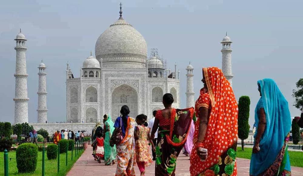 pessoas a encaminharem-se para p Taj Mahal