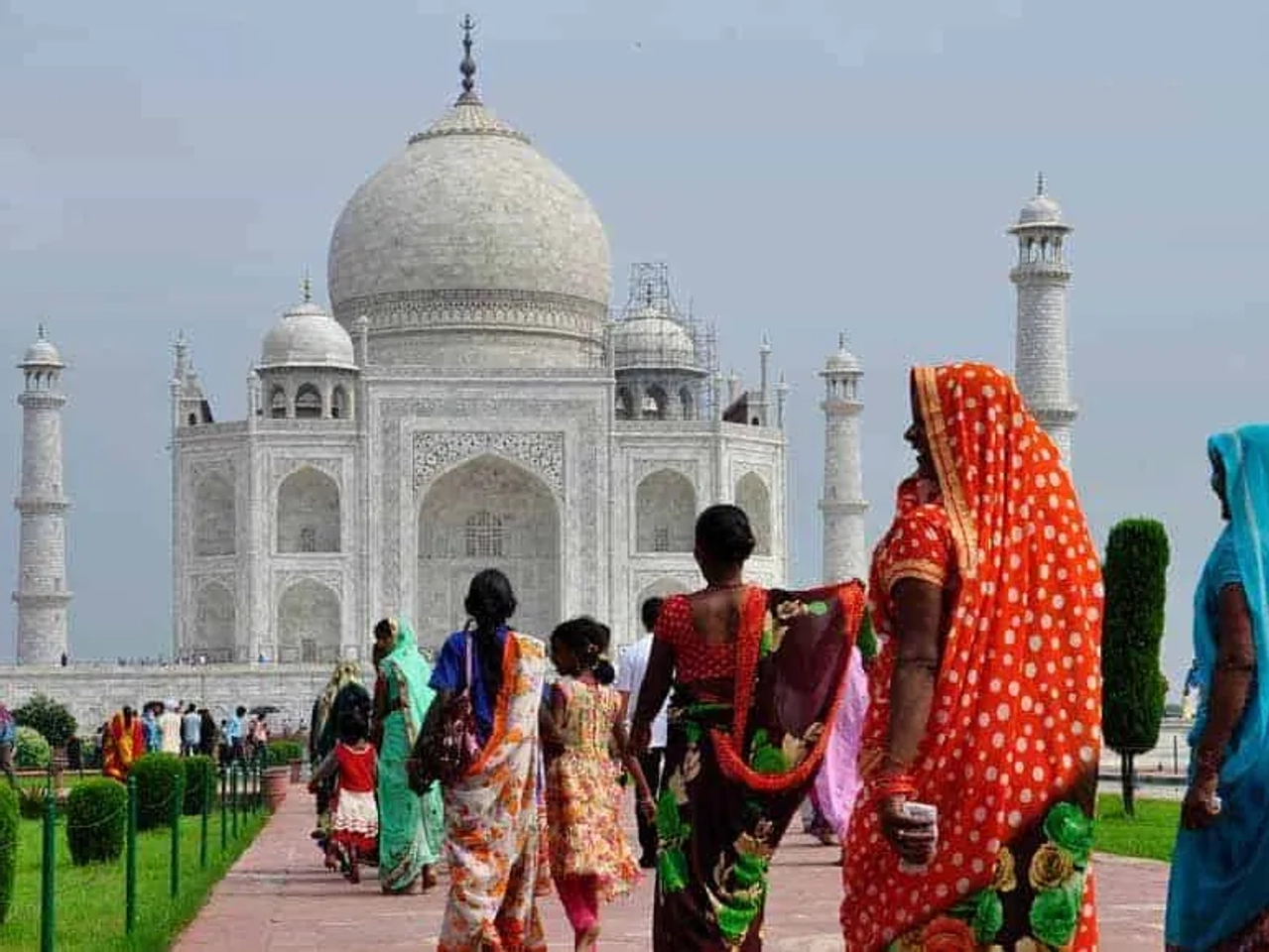 pessoas a encaminharem-se para p Taj Mahal