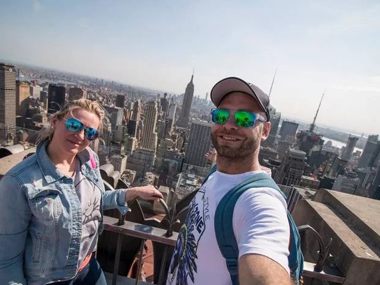 Pareja tomando un selfie en un mirador con vista a Nueva York.