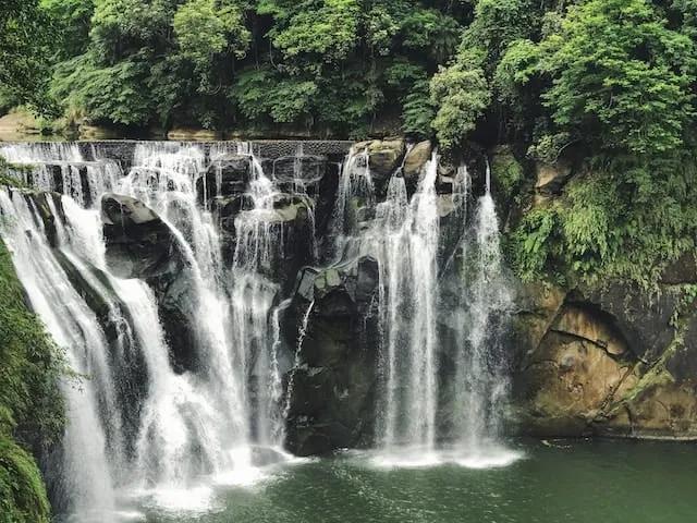 cascata de água no Parque Yehliu em taiwan