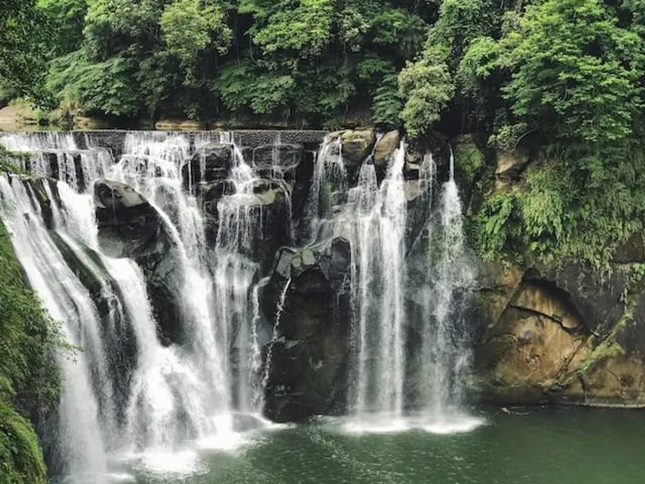 cascata de água no Parque Yehliu em taiwan