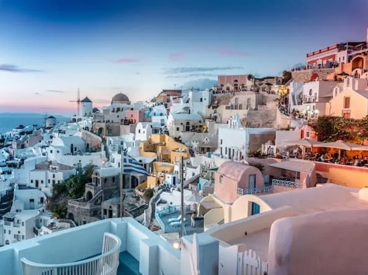 cidade de santorini vista de cima ao por-do-sol, grécia