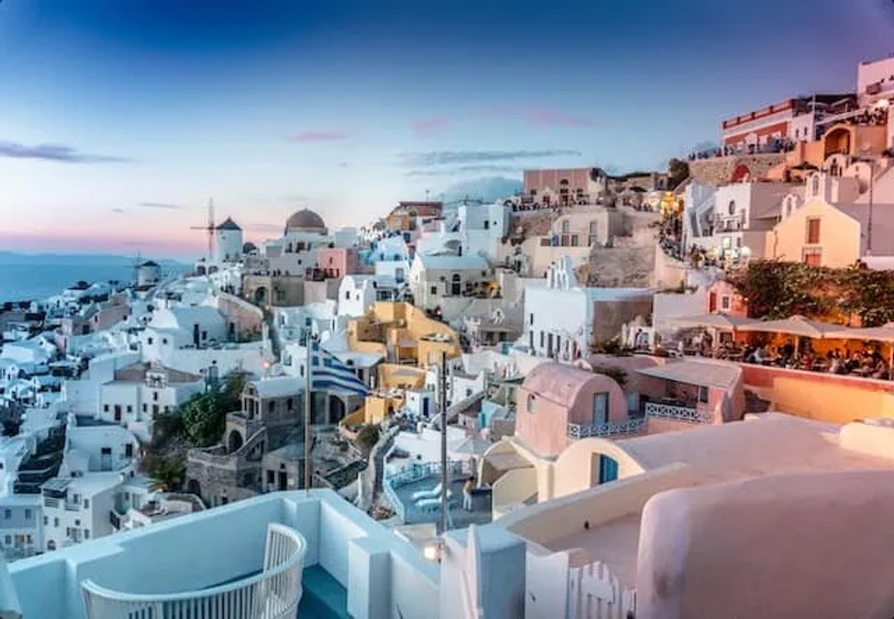 cidade de santorini vista de cima ao por-do-sol, grécia