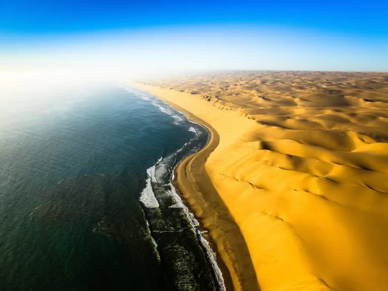 vista panoramica de uma praia da namibia