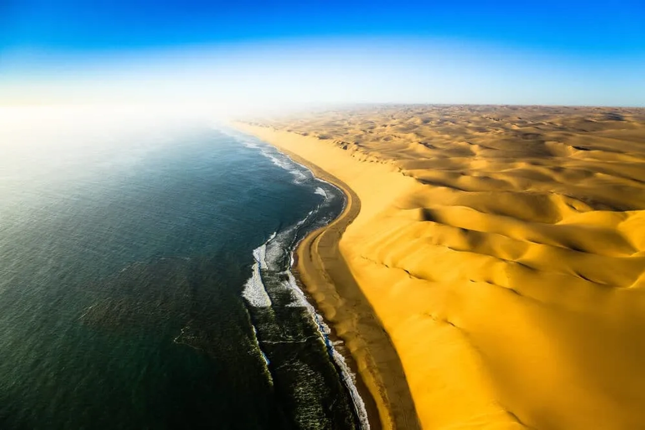 vista panoramica de uma praia da namibia