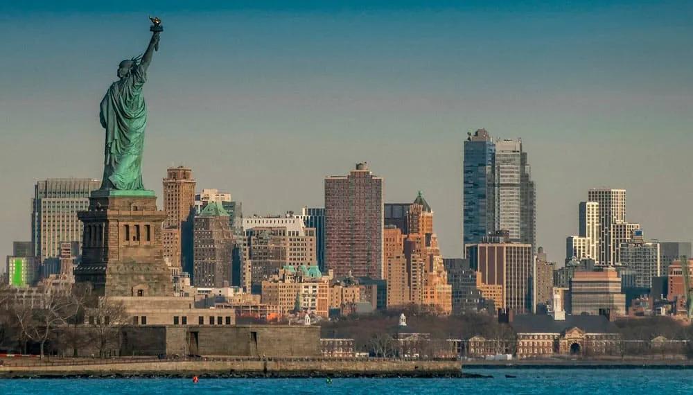 visitar la Estatua de la Libertad, un imperdible que hacer en Nueva York