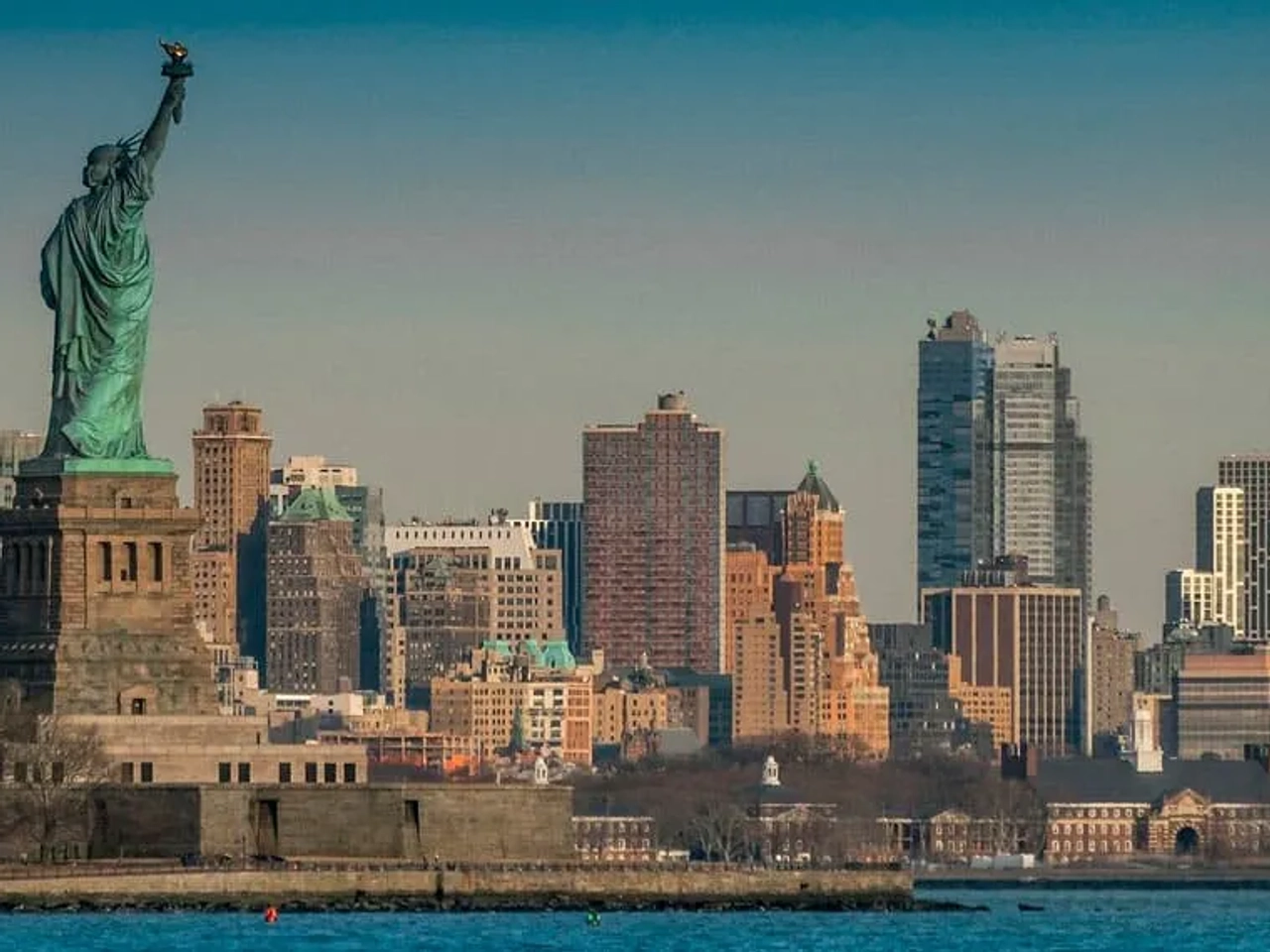 visitar la Estatua de la Libertad, un imperdible que hacer en Nueva York