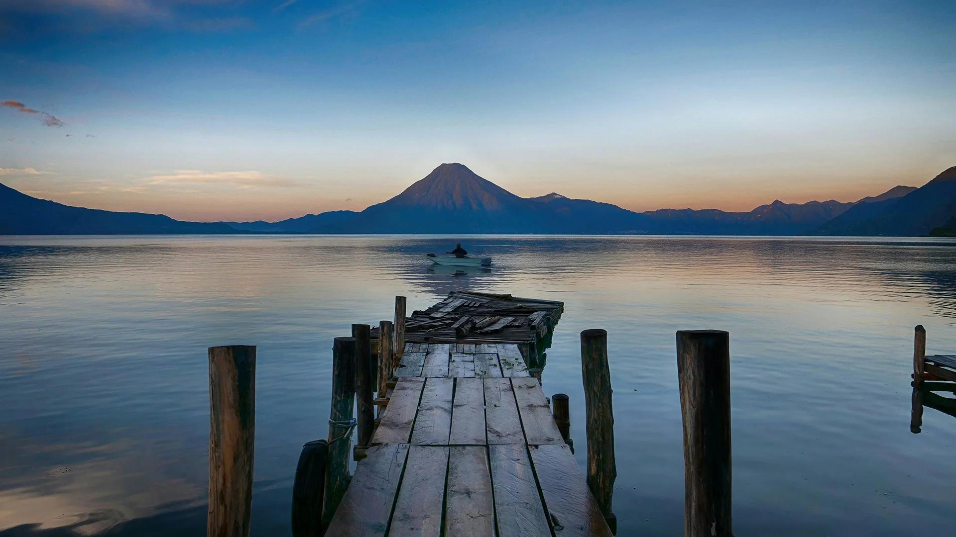 un lago con un puente de maderra