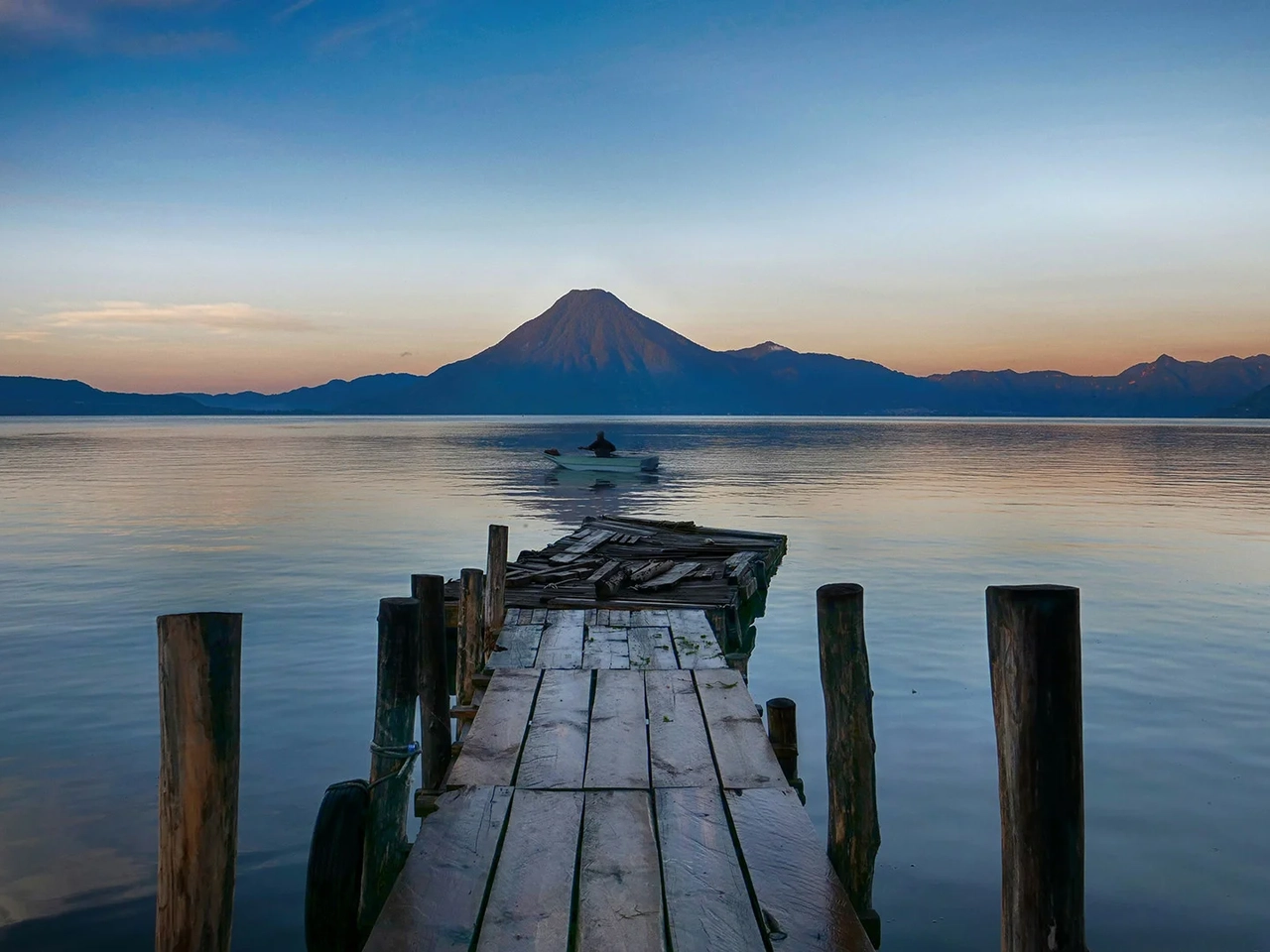 un lago con un puente de maderra