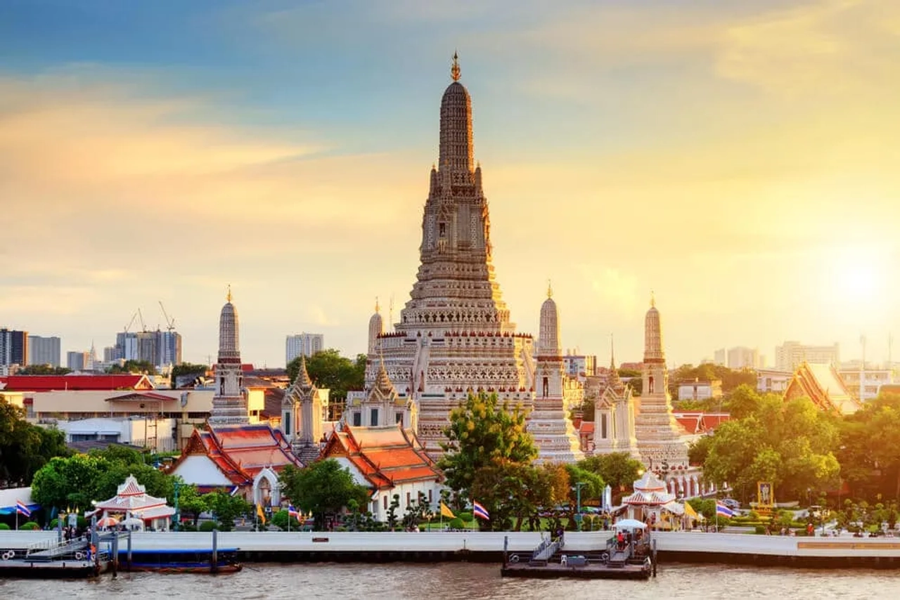 panoramica do templo de wat arun ao atardecer