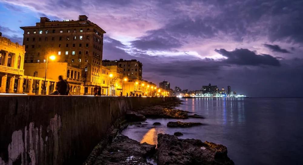 Pasear por el Malecón de La Habana