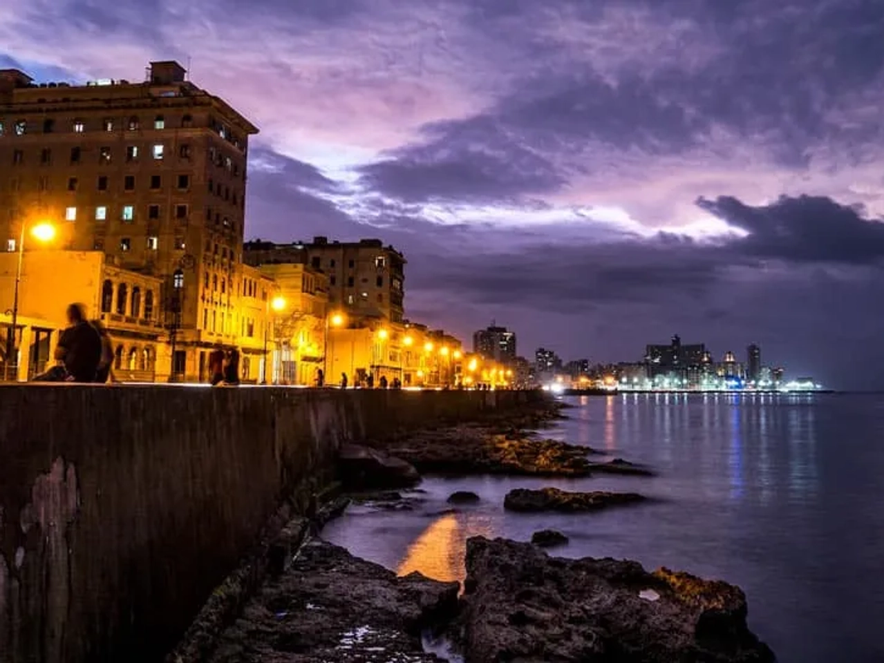 Pasear por el Malecón de La Habana