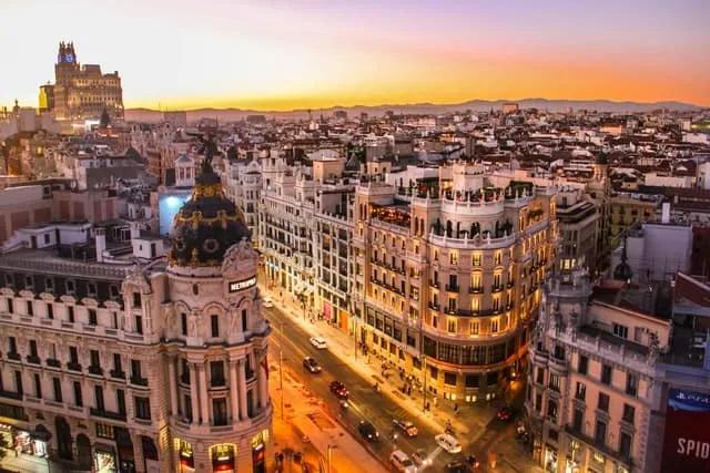 Sunset na Gran Via em Madrid