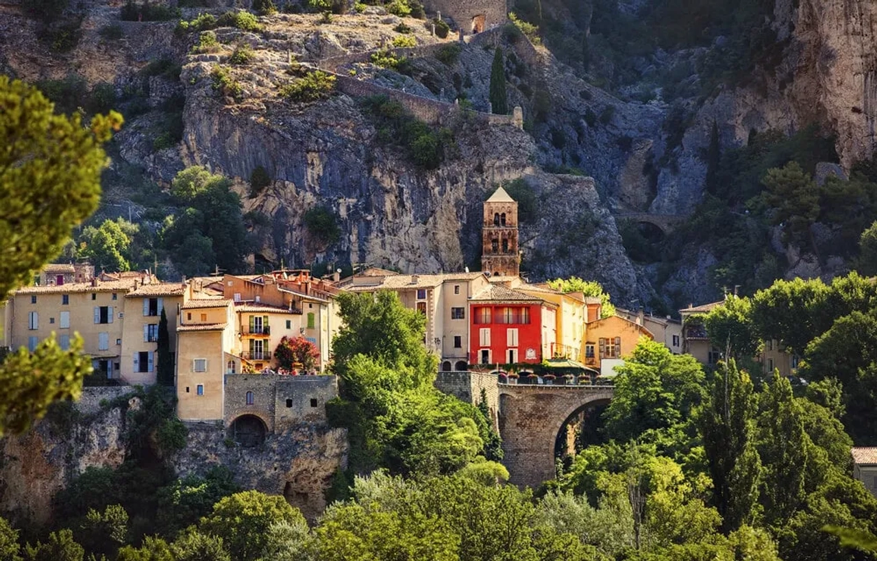 edificios da vila de moustiers sainte marie