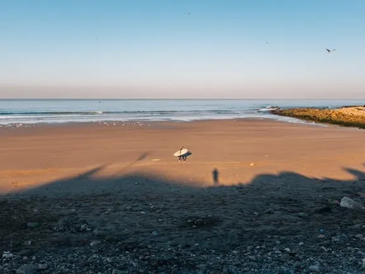 surfista na praia de agadir em marrocos