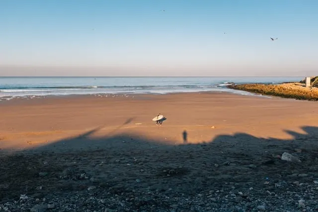 surfista na praia de agadir em marrocos